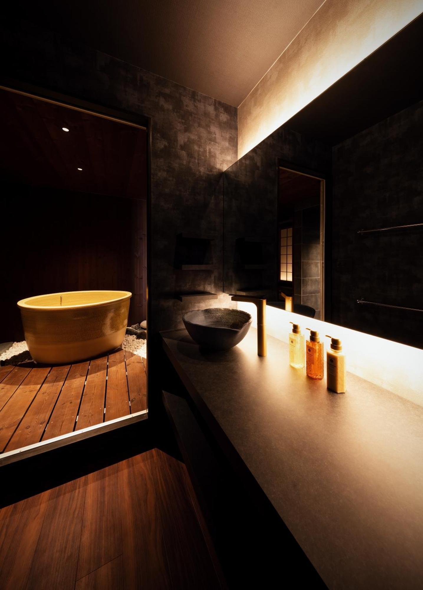 古今 天下茶屋 With A Private Parking Lot And A Half Open-Air Bath And Direct To Kix Villa โอซาก้า ภายนอก รูปภาพ